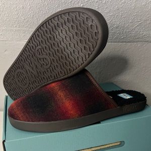Toms MN Harbor Slippers Red Abstract Plaid